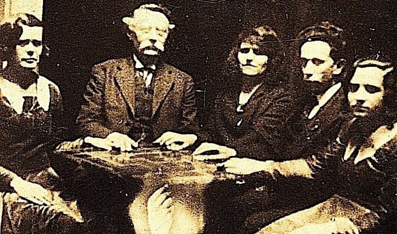 Петима души участват в сеанс през 1920 г.