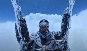 Paraglider е засмукан 8 500 метра в небето от изчудливи въздушни течения