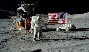 Ким Кардашиян съживява конспиративната теория за кацането на Аполо на Луната