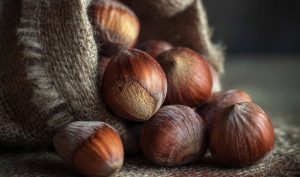 Човек открива, че неизправната му кола е пълна с лешници