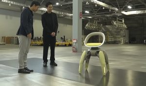 Причудливият подобен на рак роботизиран стол може буквално да носи някого нагоре