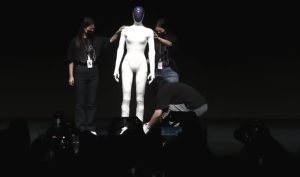 Роботът е толкова реалистичен, че фирмата го разрязва на сцената, за да докаже, че е истински