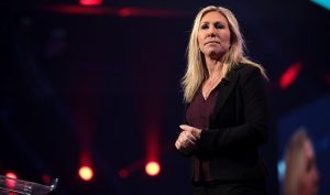 „Извънземните може да са демони“, казва Марджъри Тейлър Грийн на Бил Махер