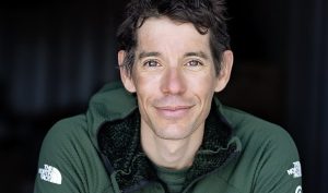 Свободният соло катерач Алекс Хонълд изкачва небостъргач без никакви въжета