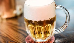 Учен разработва ваксина за пиене под формата на чаша бира